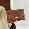 Elegante borsa a bustina marrone con stampa serpente e finiture in metallo dorato - Marrone