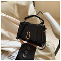 Bolso de mano negro con textura de cocodrilo, herrajes dorados y asa superior - Negro