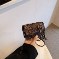 Mini-Umhängetasche mit klassischem Leopardenmuster in Braun und Schwarz und Schnallen - Kaffeebraun