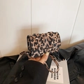 Mini-Umhängetasche mit Leopardenmuster und dekorativen Schnallenriemen für Damen - Khaki