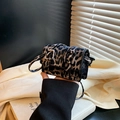 Mini-Umhängetasche mit Leopardenmuster, Doppelbuckles und stilvoller Texturoberfläche - Schwarz