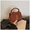 Mini sac bandoulière marron effet crocodile avec boucle dorée et poignée - Marron