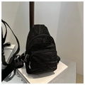 Detalle del bolso bandolera negro plisado con múltiples compartimentos con cremallera - Negro