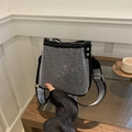 Borsa a secchiello nera con strass argento e ampia tracolla con motivo a spina di pesce - Argento
