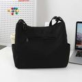 Borsa tote nera minimalista in nylon con cerniera frontale e tasche laterali - Nero