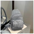 Primer plano de mini bolso bandolera azul claro con tejido texturizado y cremalleras - Azul