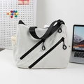 Borsa tote minimalista bianco avorio in nylon con tre cerniere nere e tracolla larga - Bianco