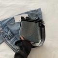 Secchiello chic in strass nero con cristalli argentati e tracolla in tessuto largo - Colorato