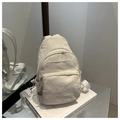 Vista detallada de la mini mochila de nailon crema con bolsillos con cremallera y correa - Blanco Roto