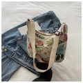 Beige hobo-schoudertas met bloemenborduurwerk en een verstelbare crèmekleurige riem - Broken Wit