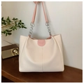 Bolso tote grande de retazos beige y rosa con cadena plateada y colgante - Rosa