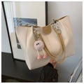 Bolso tote blanco crema con correas marrones, cadena plateada y colgante de peluche rosa - Caqui Con Colgante De Conejo