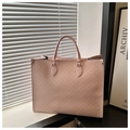 Dettaglio della grande borsa tote rosa con manici tondi, rivetti e texture in feltro - Motivo M Rosa