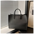 Dettaglio della stampa vintage e della trama sulla grande borsa shopper in pelle - Motivo M Nero