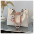 Bolso tote grande de cuero crema con asas rosas, cadena de plata y colgante peluche - Rosa Con Colgante