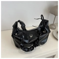 Borsa tote nera Y2K con farfalle metalliche argentate e dettagli in similpelle lucida - Nero