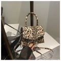 Dettaglio della mini borsa leopardata con patta a busta e robusto manico superiore rigido - Leopardo Cachi