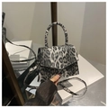 Dettaglio borsa leopardata argento metallizzato con manico rotondo e tracolla - Leopardo Grigio