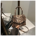 Dettaglio di una piccola borsa a mano leopardata con manico rotondo e trama elegante - Leopardo Marrone