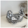 Borsa hobo argento Y2K con dettagli a farfalla in metallo e tracolla arricciata - Argento