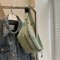 Hellgrüne Cord-Umhängetasche mit verstellbarem Gurt und Doppelreißverschluss-Detail - Hellgrün