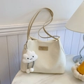 Bolso tote blanco crema con textura de gofre, colgante de nube y correa delgada - Caqui Con Colgante De Conejo