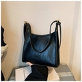 Bolso tote minimalista negro clásico de piel sintética con detalle de grabado - Negro