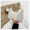 Minimalistische witte schoudertas van imitatieleer op beige blazer met koffie - Wit