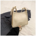 Elegante bolso tote de cuero sintético blanco crema con detalles dorados y letras - Blanco