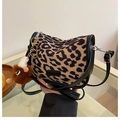 Minimalistische Schultertasche mit Leopardenmuster, schwarzem Lederbesatz und Plüschtier - Braun Leopard mit Anhänger
