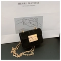 Mini borsa a tracolla in camoscio nero con catena dorata e chiusura metallica quadrata - Nero