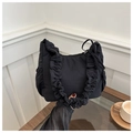 Detalle de bolso tote de nailon negro con bordes de volantes y cierre de cremallera - Negro