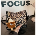 Umhängetasche mit Leopardenmuster, schwarzem Lederbesatz und süßem Plüschtier-Anhänger - Khaki Leopard mit Anhänger