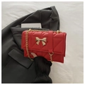 Sac bandoulière matelassé rouge avec fermoir papillon doré et bandoulière chaîne - Rouge