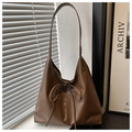 Detailansicht der kaffeebraunen Hobo-Tasche mit Faltenstruktur und dekorativer Schleife - Kaffeebraun