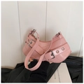 Dettaglio della borsa a spalla rosa Y2K con fibbie metalliche e similpelle lucida - Rosa