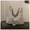 Schicke Canvas-Tragetasche mit Leopardenmuster in Off-White und geräumigem Hobo-Design - Gebrochenes Weiß