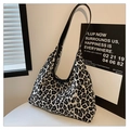 Grande borsa hobo a spalla leopardata bianca e nera con tracolla in pelle nera - Nero