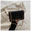 Piccola borsa quadrata leopardata con patta nera e tracolla a catena dorata - Marrone
