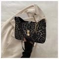 Dettaglio borsa leopardata con chiusura in metallo dorato e tracolla a catena rifinita - Nero