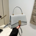 Elegante borsa quadrata azzurra con patta di cristalli scintillanti e chiusura dorata - Argento