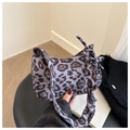 Dettaglio borsa a spalla leopardata con tracolla arricciata e zip in metallo - Nero