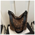 Dettaglio della borsa tote scamosciata leopardata con manici neri e logo moda - Marrone