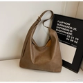 Detalle de bolso hobo marrón con textura litchi vintage y herrajes metálicos dorados - Caqui