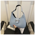 Dettaglio della borsa azzurra con motivo geometrico e fibbia a fiocco in argento - Blu