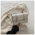 Borsa a tracolla quadrata in pelle bianca minimalista con eleganti fibbie d'oro - Bianco