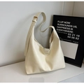 Detalle de bolso de hombro minimalista crema con correa ajustable y hebilla dorada fina - Blanco Roto