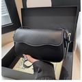 Borsa a spalla nera minimalista con patta a onde e fibbia in metallo dorato - Nero