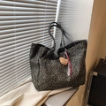 Grand sac cabas léopard olive avec pendentif ours en peluche et cordon tressé - Noir Avec Pendentif