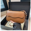 Borsa a tracolla in ecopelle marrone con patta ondulata e tracolla regolabile - Marrone